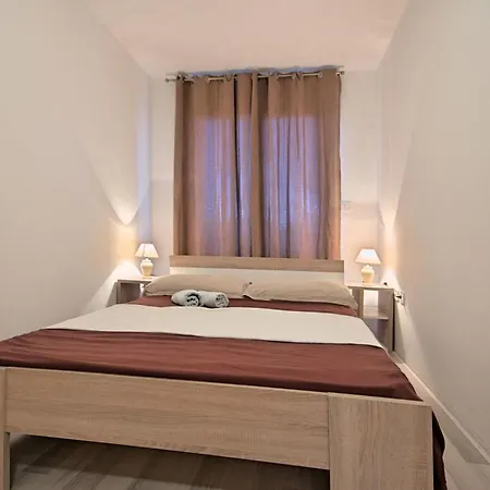 Zlatna Apartment *