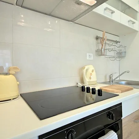 Zlatna Apartment *